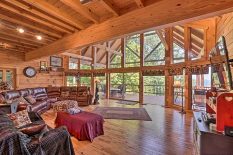 Custom Cabin with 12 Acres on Dale Hollow Lake! Cabin in Tennessee