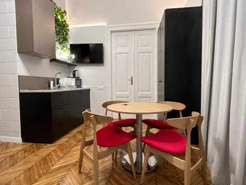 TV and multimedia, Kitchen or kitchenette, Dining area, minibar