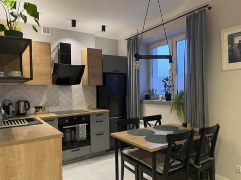 Coffee/tea facilities, dishwasher, microwave, oven, stove, kitchen