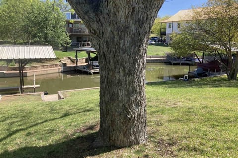 Bluebonnet Cove House in Kingsland