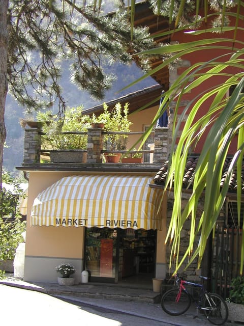 Bed, Food and drinks