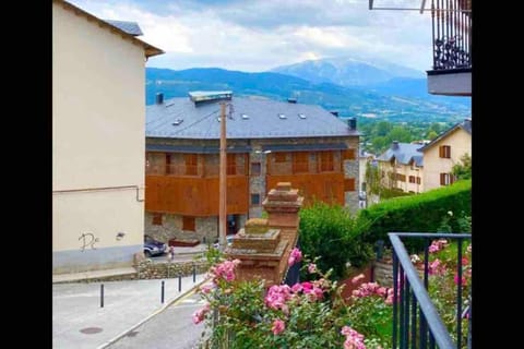 Neighbourhood, Balcony/Terrace, Mountain view, Street view