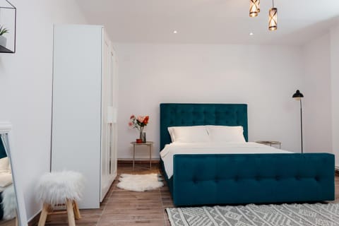 Bed, Living room, Photo of the whole room, Seating area, Bedroom