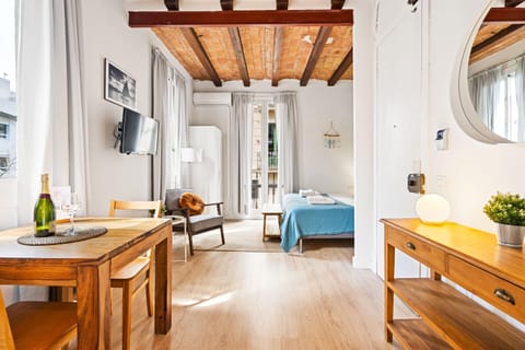 Bed, TV and multimedia, Living room, Photo of the whole room