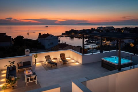 Property building, Hot Tub, Hot Tub, Balcony/Terrace