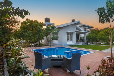 Property building, Pool view, Swimming pool, sunbed