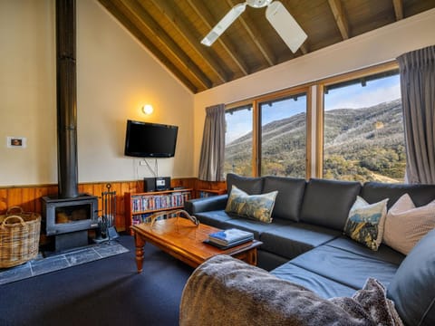 Living room, Mountain view, fireplace
