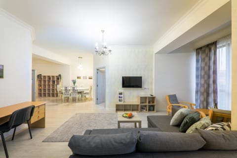TV and multimedia, Living room, Seating area, Evening entertainment