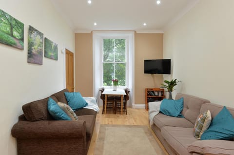 Home by The Meadows, close to City Centre Apartment in Edinburgh