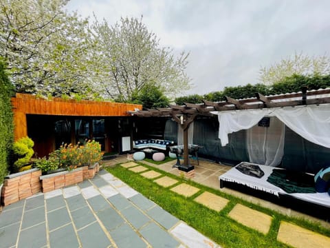 Patio, Day, Garden, Balcony/Terrace, Seating area, Garden view