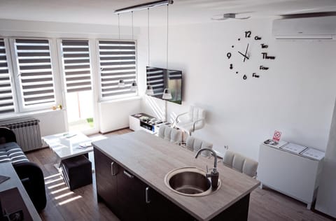TV and multimedia, Kitchen or kitchenette, Living room, Seating area, Dining area