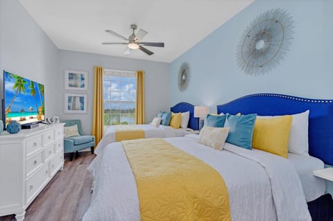 Top floor condo with view of lake, pool and fireworks! Next to Convention Center! Apartment in Highlands Reserve