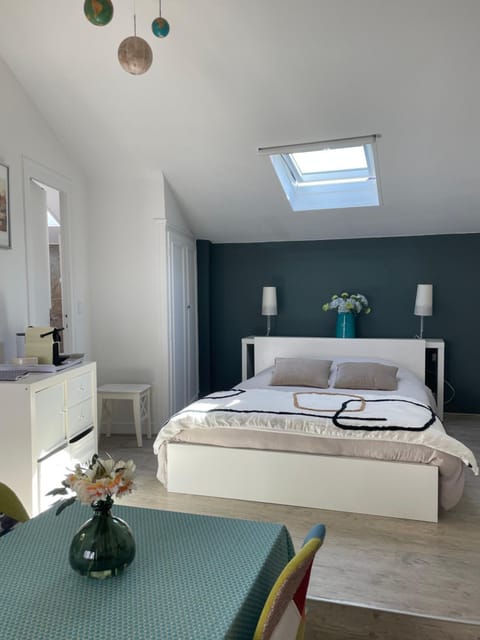 Bed, Photo of the whole room, Seating area, Bedroom