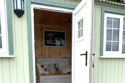 Woodhead Shepherds Hut - Sleeps 2 - Parking House in Perth