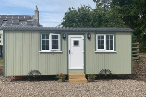 Woodhead Shepherds Hut - Sleeps 2 - Parking House in Perth