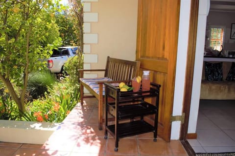 Patio, Garden, Balcony/Terrace, Food and drinks, Seating area, Garden view