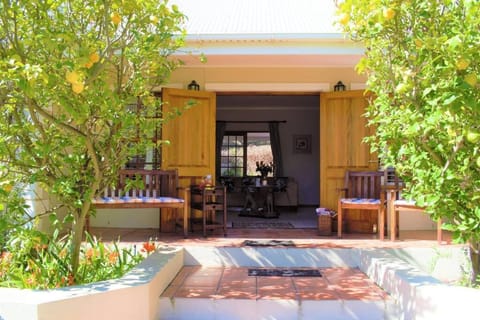 Property building, Facade/entrance, Balcony/Terrace, Living room, Garden view