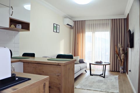 Bed, TV and multimedia, Living room, Photo of the whole room, Seating area, Dining area