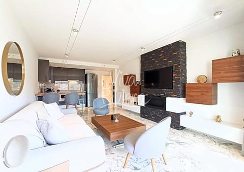 TV and multimedia, Living room, Seating area, hair dresser, kitchen