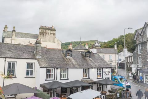 The Old Stamp House Retreat- Three En-suite Bedrooms Central Village Location Apartment in Ambleside