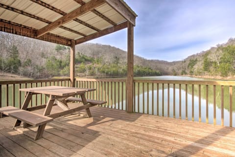 Community Perks! Condo 2 Mi to Silver Dollar City Apartment in Table Rock Lake
