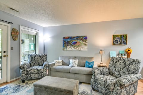 Community Perks! Condo 2 Mi to Silver Dollar City Apartment in Table Rock Lake