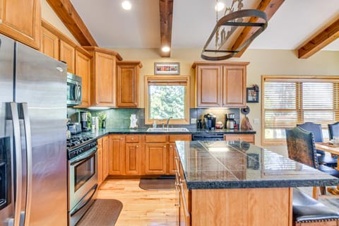 1 Mi to Grand Lake Family-Friendly Gem with Hot Tub House in Grand Lake