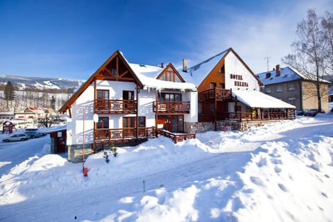 Property building, Facade/entrance, Activities, Winter, Skiing, Entertainment
