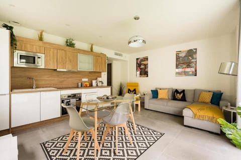 Kitchen or kitchenette, Living room, Seating area, Dining area