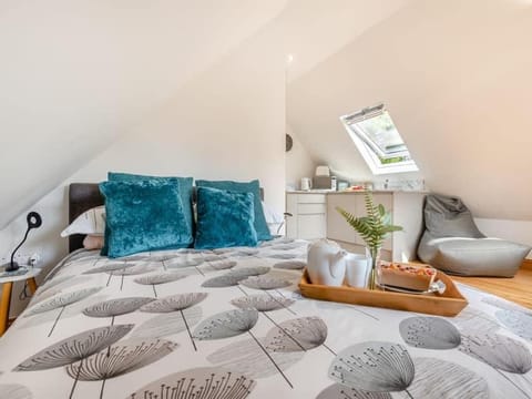 Photo of the whole room, Bedroom
