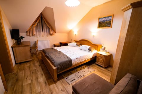 Bed, TV and multimedia, hair dresser, locker