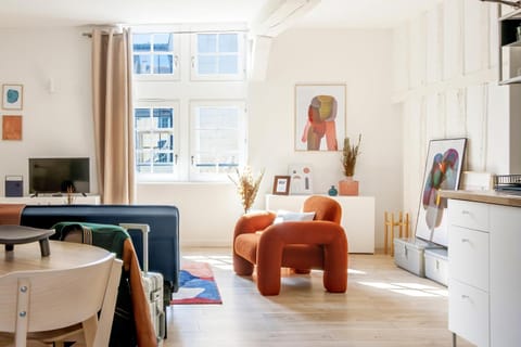 TV and multimedia, Kitchen or kitchenette, Living room, Seating area, Dining area