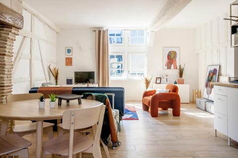 TV and multimedia, Kitchen or kitchenette, Living room, Seating area, Dining area