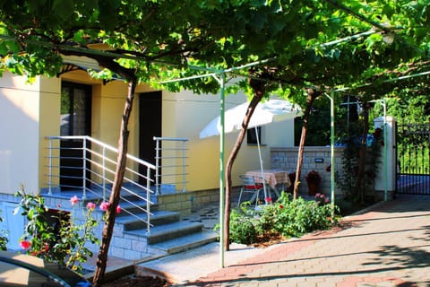 Property building, Patio, Facade/entrance