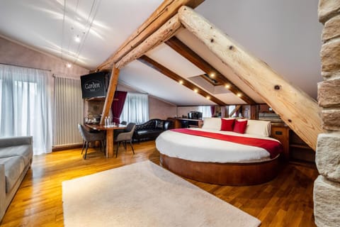 Bed, TV and multimedia, Photo of the whole room, Bedroom