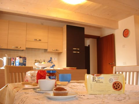 Kitchen or kitchenette, Living room, Decorative detail, Dining area, Food