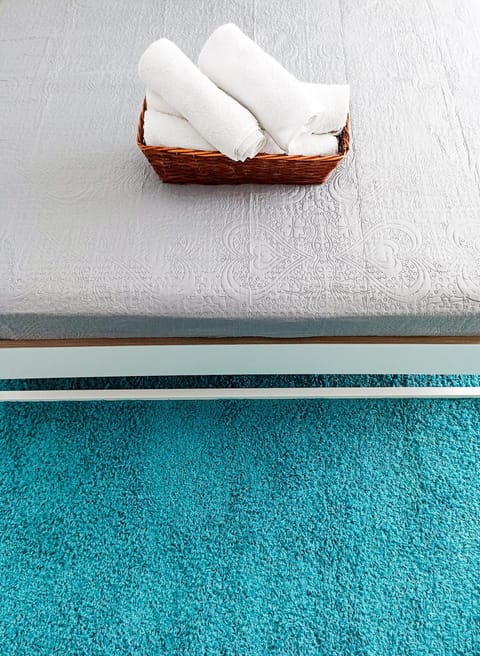 Bed, Bedroom, towels