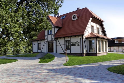 Property building, Facade/entrance, Day