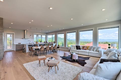 Luxe Asheville Home with Stunning Mountain Views! House in Asheville