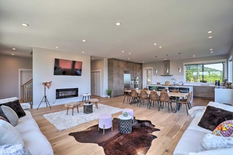 Luxe Asheville Home with Stunning Mountain Views! House in Asheville