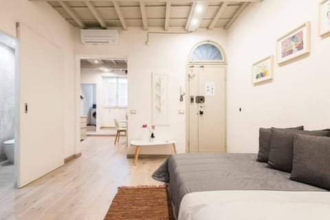 Bed, TV and multimedia, Living room, Photo of the whole room, Seating area, air conditioner