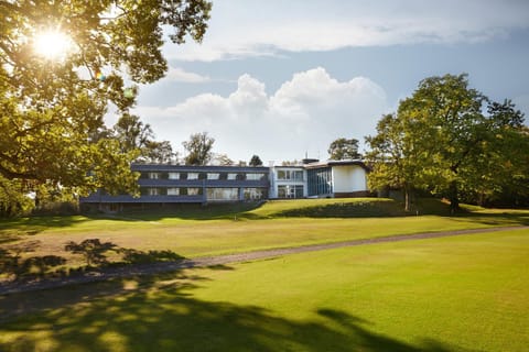 Property building, Facade/entrance, Garden, Golfcourse