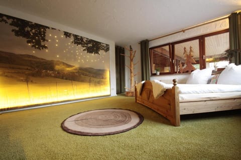 Photo of the whole room, Decorative detail