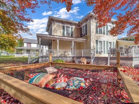 Property building, Patio, Day, Garden, Balcony/Terrace, Balcony/Terrace, Garden view