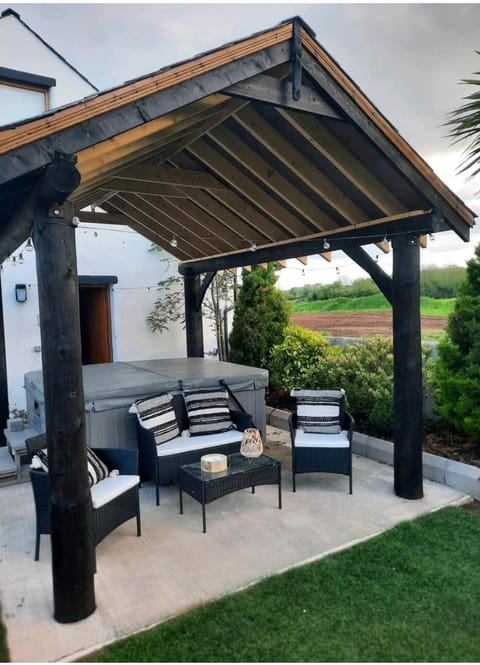 The Loft at Rock Cottage with hot tub Apartment in Northern Ireland