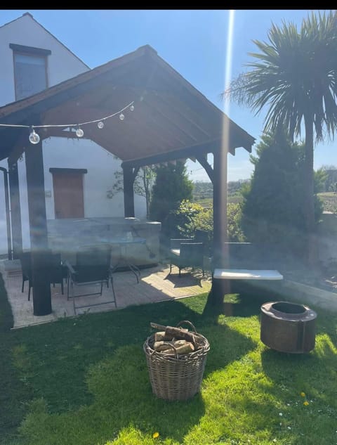 The Loft at Rock Cottage with hot tub Apartment in Northern Ireland