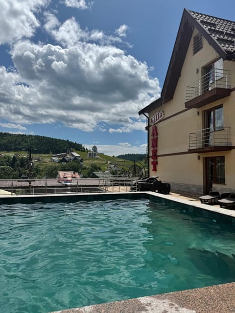 Property building, Day, Mountain view, Pool view, Swimming pool, sunbed
