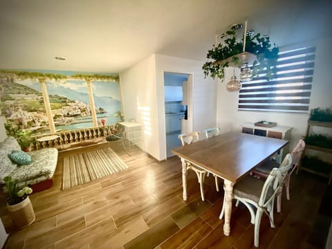 Coffee/tea facilities, Seating area, Dining area