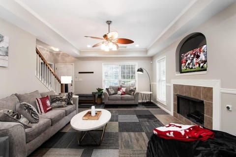 The Crimson Retreat Only 5 miles to the Stadium BBQ Coffee Games House in Northport