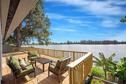 Lake house unit 1 by PMI House in Hollywood